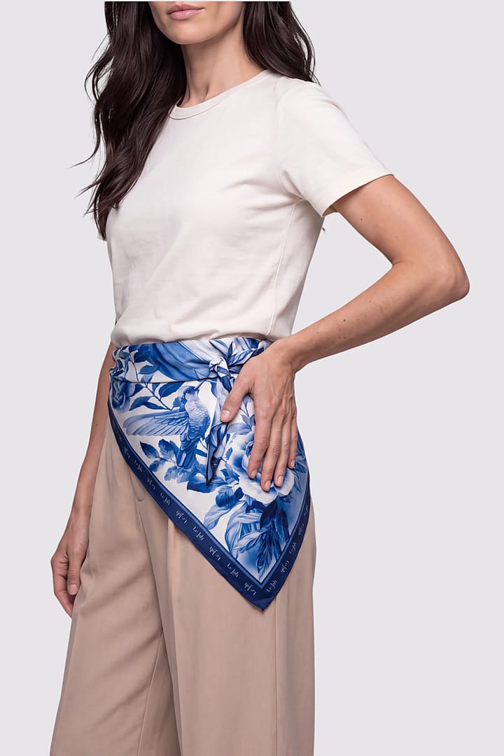 Lenço Feminino Nossa Senhora das Graças Azul com Estampa Floral e Beija-Flores